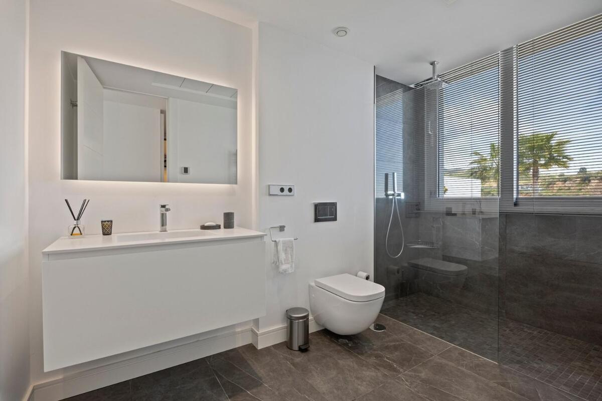 Eriksson Homes Luxury 8 Guest Sea Views *